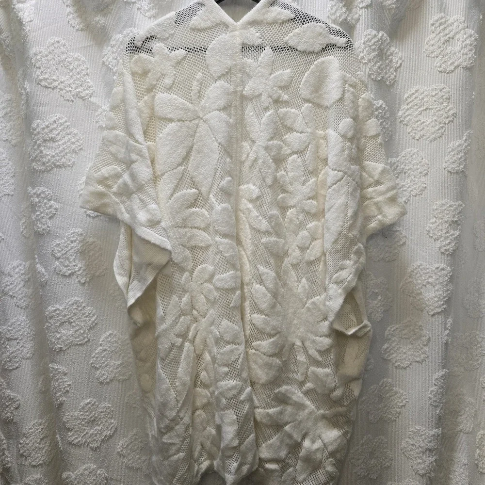 Akemi + Kin Anthropologie Floral Burnout Kimono Cardigan‎ Ivory White OS